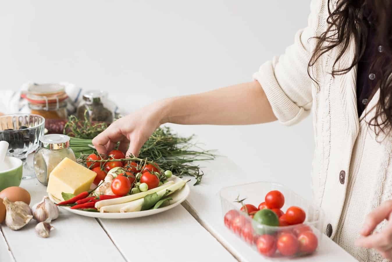 Stocksy_txp0817c7b8mMu200_Large_445072_c Frisches Gemüse hat in der Regel eine geringe Kaloriendichte, weshalb es perfekt zum Abnehmen ist.