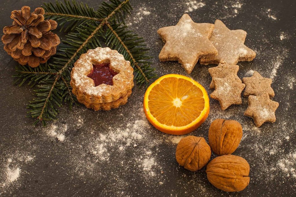 weihnachtsplätzchen, orangenscheibe und walnüsse