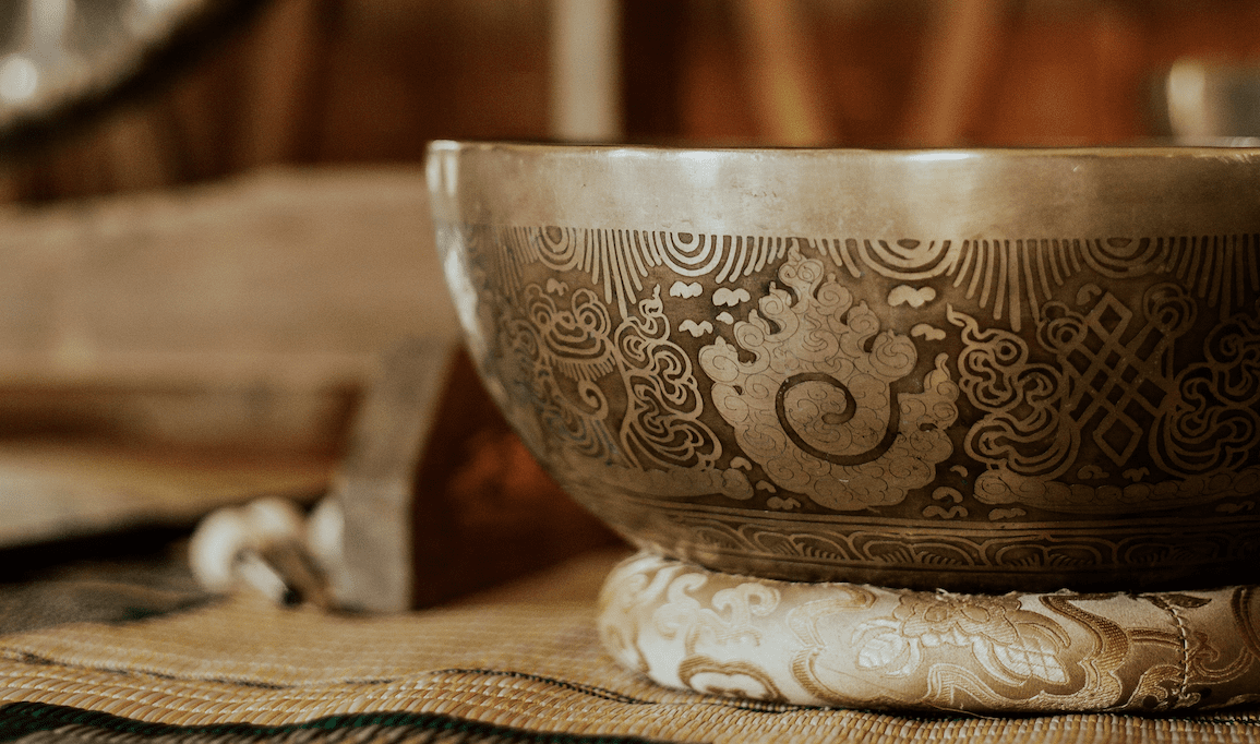 Nahaufnahme einer Klangschale auf einer Bambusmatte